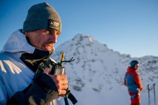Nicolas Hale-Woods, patron du Freeride World Tour, parle devant la montagne du "Bec des Rosses